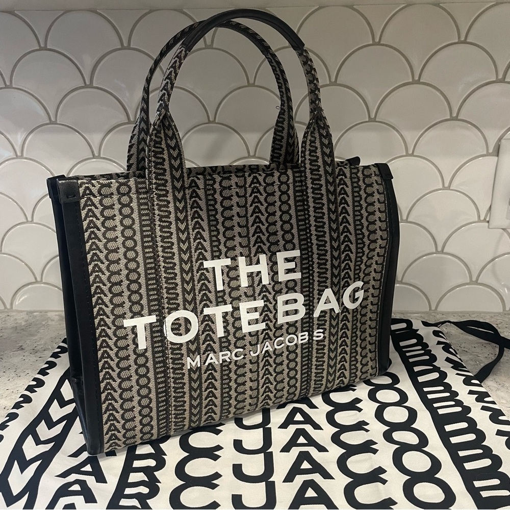 Marc Jacobs The Tote Jacquard Monogram Black Medium